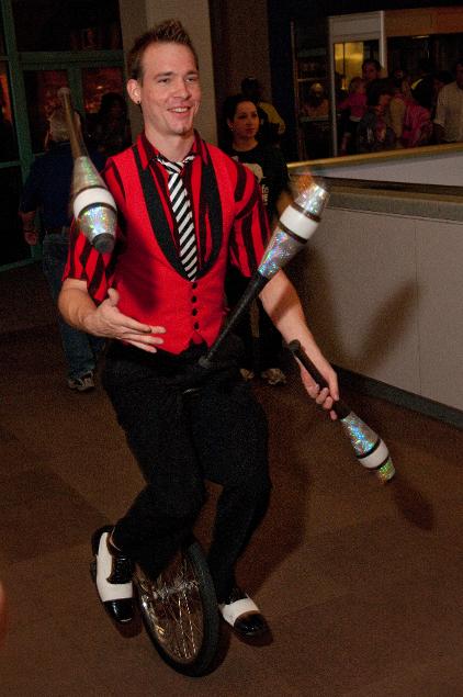 'Mazing Matthias juggling and unicycling