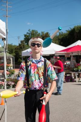 Circus Kaput Danny juggling clubs