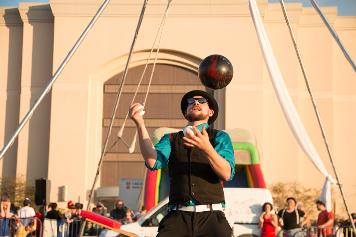 'Mazing Matthias juggling bowling ball